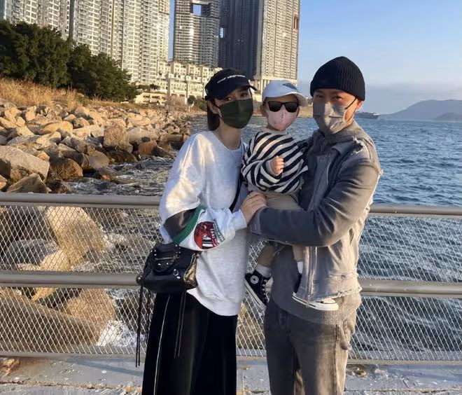 林峯老婆曬一家三口旅行照,佘詩曼驚喜出鏡,小Luna露正臉像爸爸