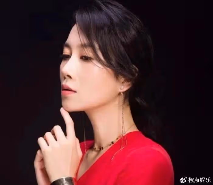 出道20多年不溫不火,卻與初戀從校園到婚紗,生下可愛寶寶幸福至今
