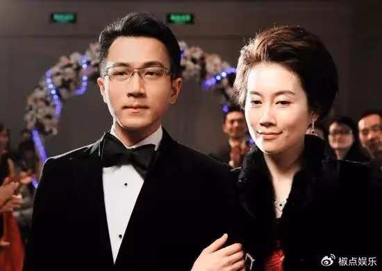 出道20多年不溫不火,卻與初戀從校園到婚紗,生下可愛寶寶幸福至今