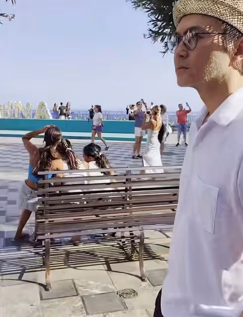袁詠儀夫婦坐遊艇出海!穿短褲大秀美腿,張智霖滿頭白髮變化大