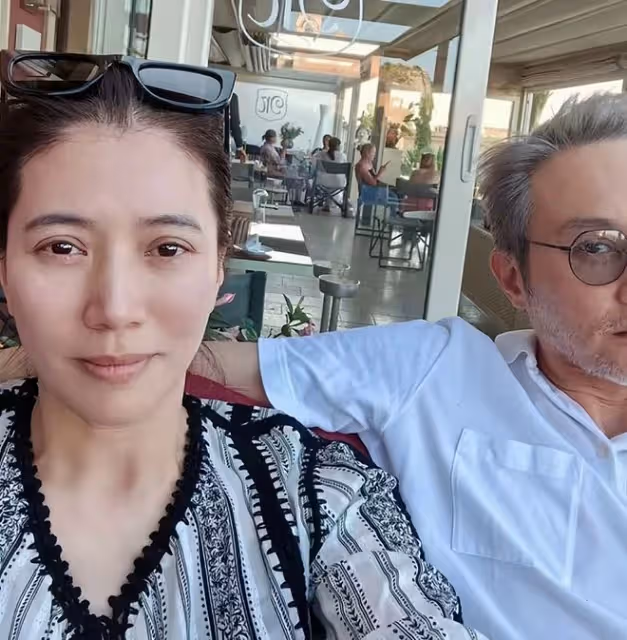 袁詠儀夫婦坐遊艇出海!穿短褲大秀美腿,張智霖滿頭白髮變化大