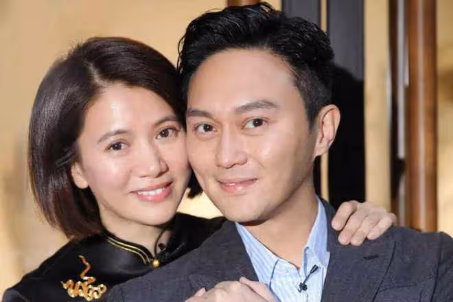 袁詠儀夫婦坐遊艇出海!穿短褲大秀美腿,張智霖滿頭白髮變化大