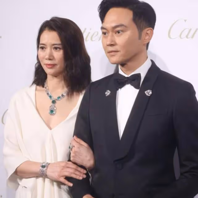 袁詠儀夫婦坐遊艇出海!穿短褲大秀美腿,張智霖滿頭白髮變化大