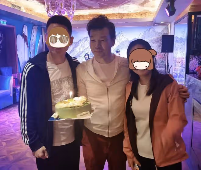 主持人李彬患病多年罕露面!與朋友慶生心情好,臉部仍浮腫明顯