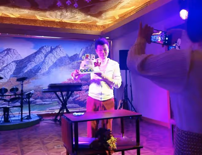 主持人李彬患病多年罕露面!與朋友慶生心情好,臉部仍浮腫明顯
