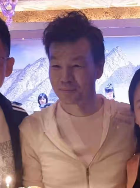 主持人李彬患病多年罕露面!與朋友慶生心情好,臉部仍浮腫明顯