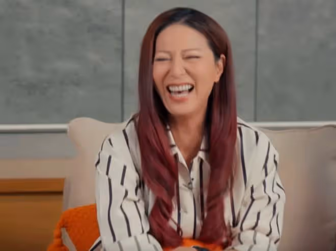 47歲滕麗名罕秀恩愛！甜笑談與富商老公相戀過程，贊對方情緒穩定