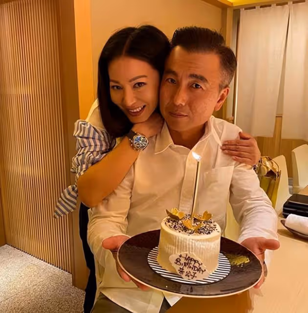 47歲滕麗名罕秀恩愛！甜笑談與富商老公相戀過程，贊對方情緒穩定
