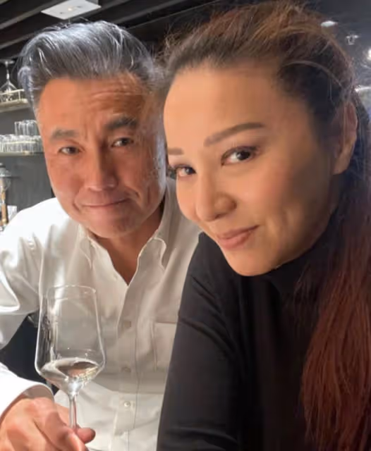 47歲滕麗名罕秀恩愛！甜笑談與富商老公相戀過程，贊對方情緒穩定