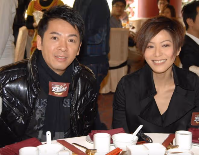 47歲滕麗名罕秀恩愛!甜笑談與富商老公相戀過程,贊對方情緒穩定