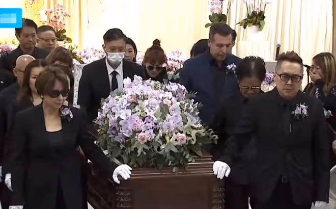 李玟遺體被靈車拉走，丈夫現身搶按火化按鈕被打，靈車車牌有含義