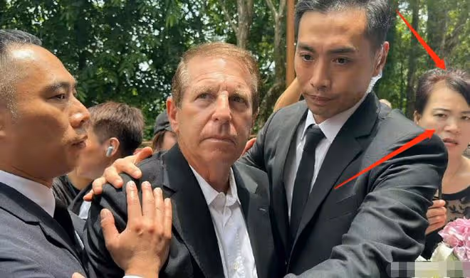 李玟遺體被靈車拉走，丈夫現身搶按火化按鈕被打，靈車車牌有含義