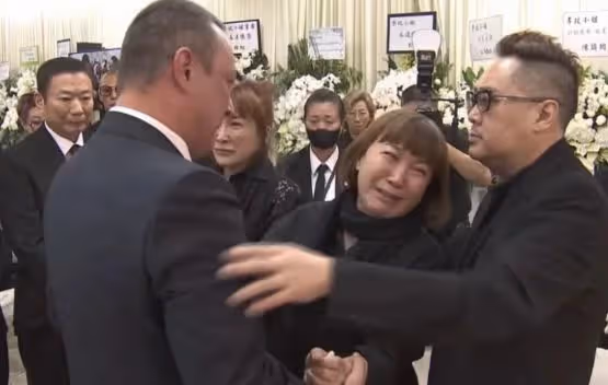 李玟遺體被靈車拉走，丈夫現身搶按火化按鈕被打，靈車車牌有含義