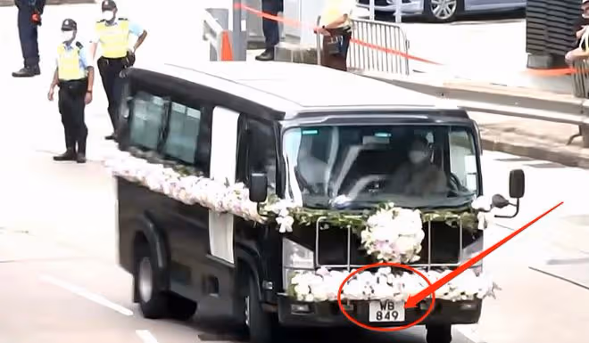李玟遺體被靈車拉走，丈夫現身搶按火化按鈕被打，靈車車牌有含義
