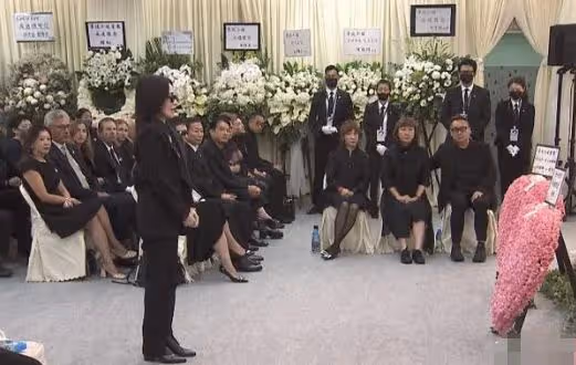 李玟葬禮醜態百出：二姐發瘋，丈夫摟美女，蕭亞軒暈倒，繼女大笑