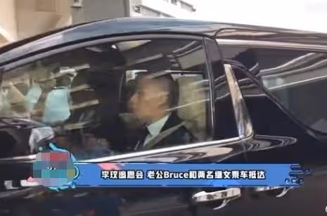 李玟追悼會現場！老公悲傷落淚，母親未到場，二姐笑著唱歌送妹走