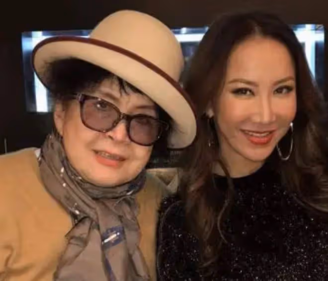 李玟追悼會現場！老公悲傷落淚，母親未到場，二姐笑著唱歌送妹走