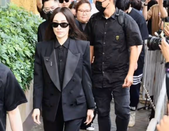 李玟靈堂內景曝光，丈夫和倆繼女現身無人搭理，公開與女友人摟抱