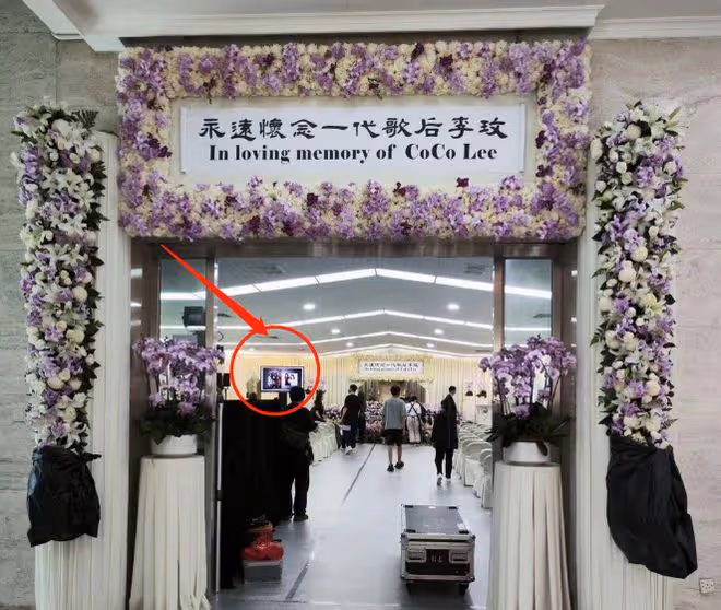 李玟靈堂內景曝光，丈夫和倆繼女現身無人搭理，公開與女友人摟抱
