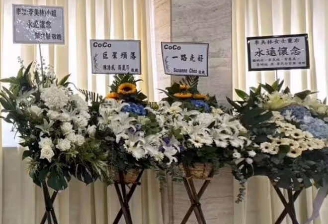 李玟靈堂內景曝光，丈夫和倆繼女現身無人搭理，公開與女友人摟抱