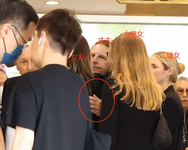 李玟靈堂內景曝光，丈夫和倆繼女現身無人搭理，公開與女友人摟抱