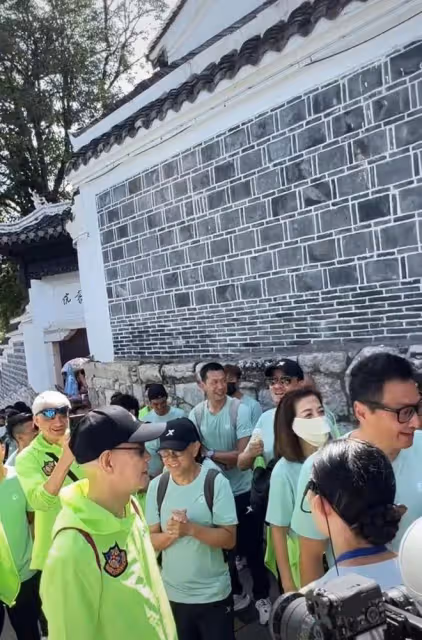 香港明星足球隊現身貴州，十幾位大咖全是熟面孔，興奮遊玩接地氣
