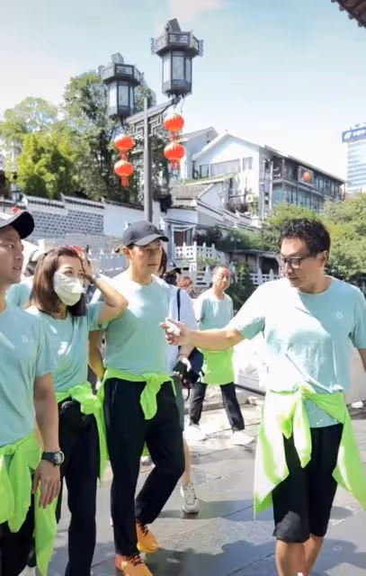 香港明星足球隊現身貴州，十幾位大咖全是熟面孔，興奮遊玩接地氣