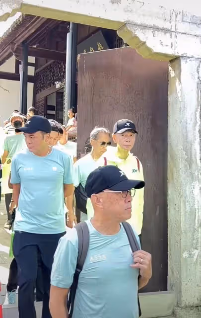 香港明星足球隊現身貴州，十幾位大咖全是熟面孔，興奮遊玩接地氣