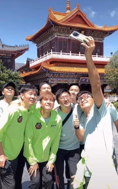 香港明星足球隊現身貴州，十幾位大咖全是熟面孔，興奮遊玩接地氣