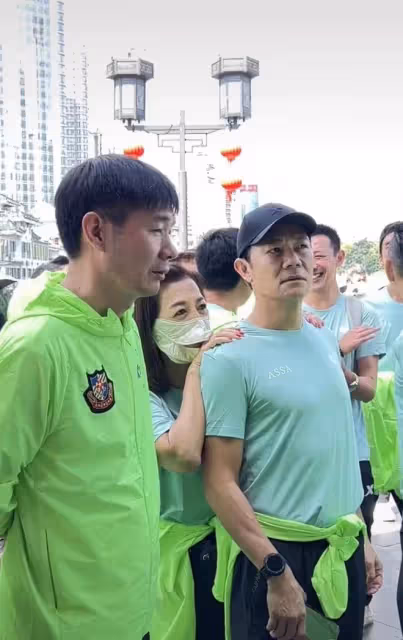 香港明星足球隊現身貴州，十幾位大咖全是熟面孔，興奮遊玩接地氣
