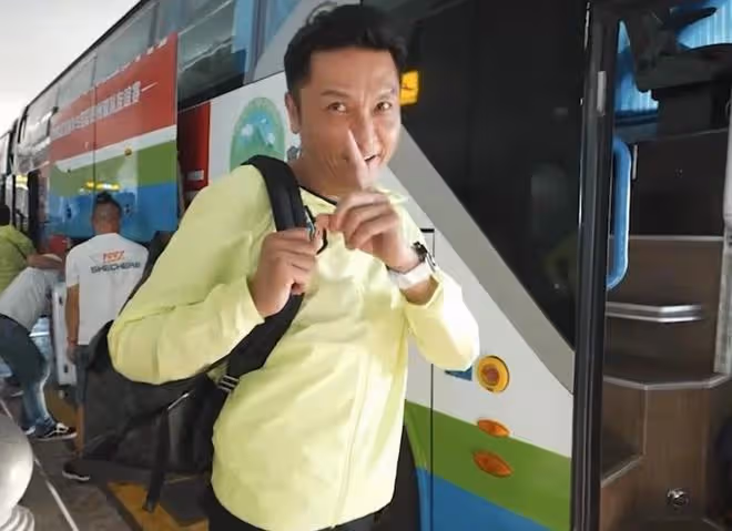 香港明星足球隊現身貴州，十幾位大咖全是熟面孔，興奮遊玩接地氣