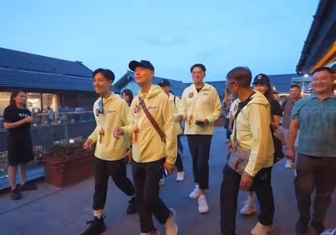 香港明星足球隊現身貴州，十幾位大咖全是熟面孔，興奮遊玩接地氣