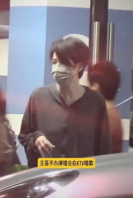 王菲攜女兒回國唱KTV！剪短髮瘦得驚人，李嫣打扮成熟神似媽媽