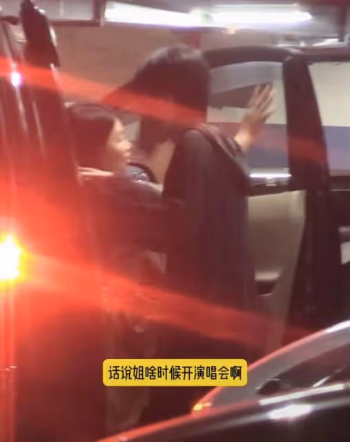 王菲攜女兒回國唱KTV！剪短髮瘦得驚人，李嫣打扮成熟神似媽媽