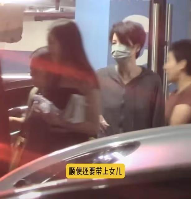 王菲攜女兒回國唱KTV！剪短髮瘦得驚人，李嫣打扮成熟神似媽媽
