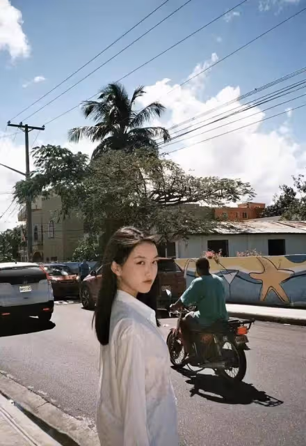 王菲攜女兒回國唱KTV！剪短髮瘦得驚人，李嫣打扮成熟神似媽媽