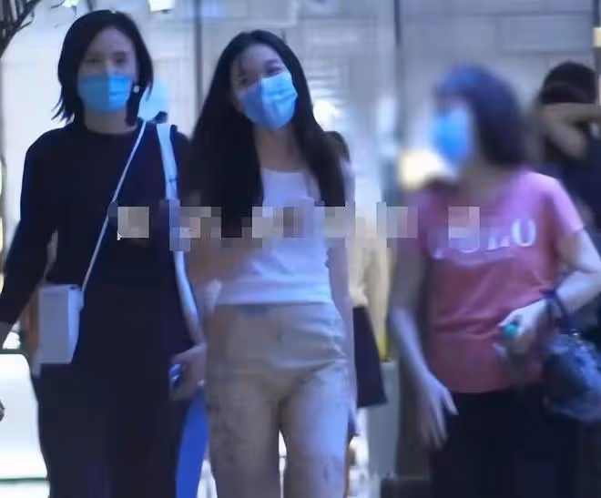 王菲攜女兒回國唱KTV！剪短髮瘦得驚人，李嫣打扮成熟神似媽媽