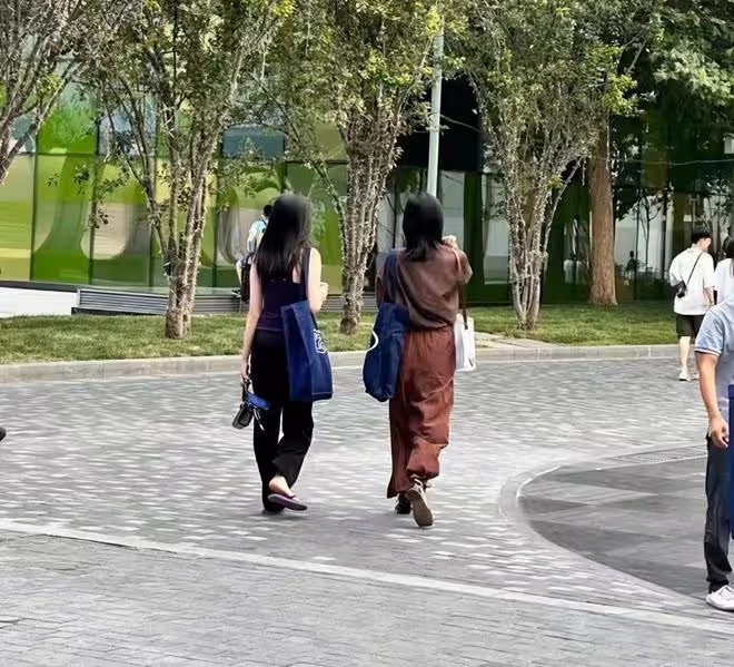 王菲攜女兒回國唱KTV！剪短髮瘦得驚人，李嫣打扮成熟神似媽媽