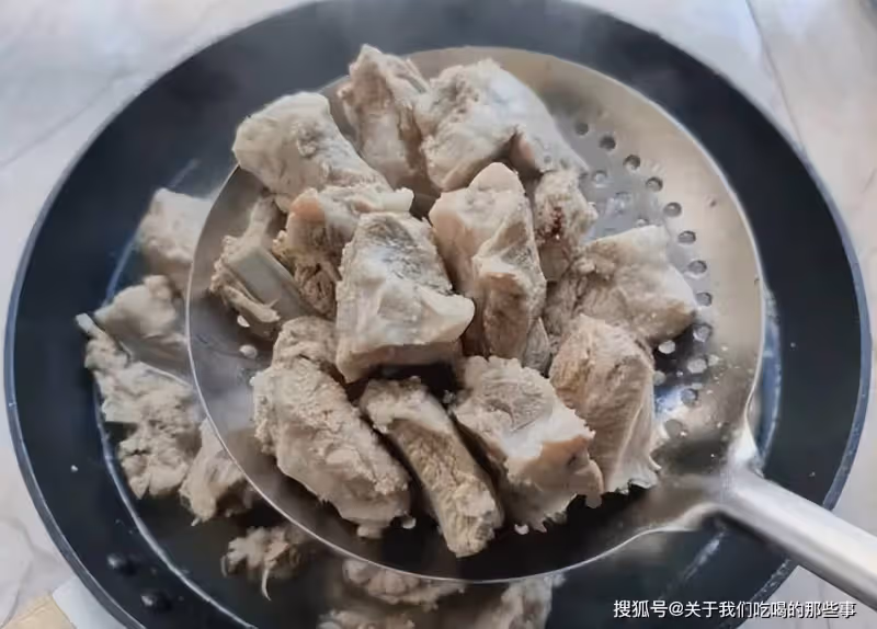 排骨焯水後為何變得又腥又柴?看完大廚做法才知道,原來用錯了水!