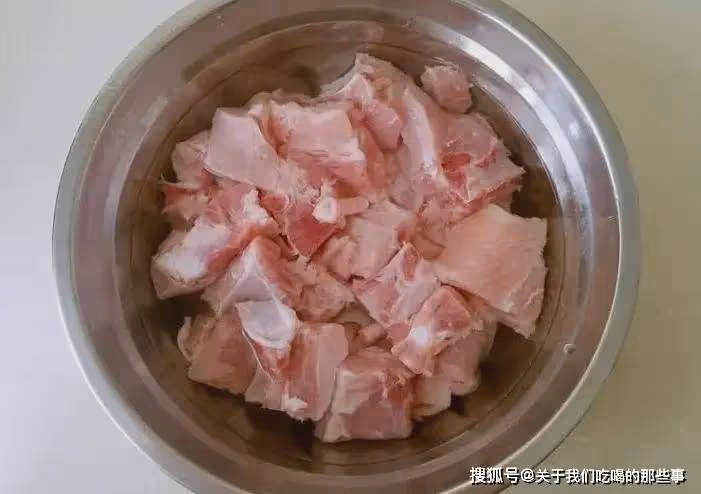 排骨焯水後為何變得又腥又柴?看完大廚做法才知道,原來用錯了水!