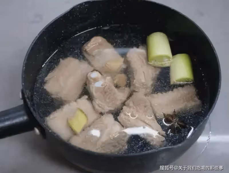 排骨焯水後為何變得又腥又柴?看完大廚做法才知道,原來用錯了水!