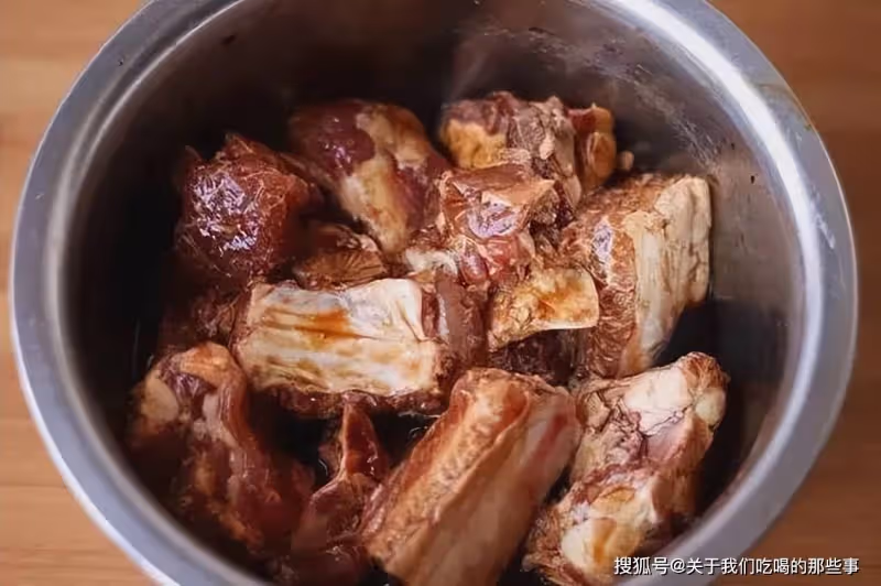 排骨焯水後為何變得又腥又柴?看完大廚做法才知道,原來用錯了水!