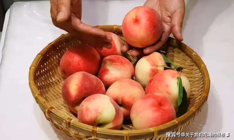 買桃子,有人挑大的,有人選紅的?老果農:都不對,教你正確方法