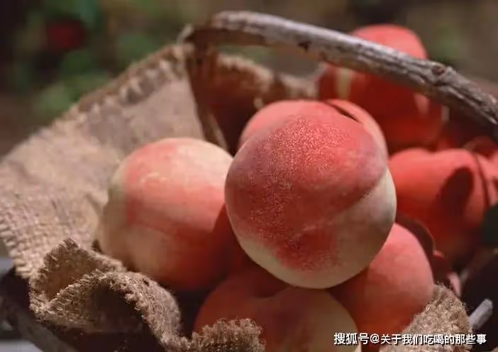 買桃子,有人挑大的,有人選紅的?老果農:都不對,教你正確方法