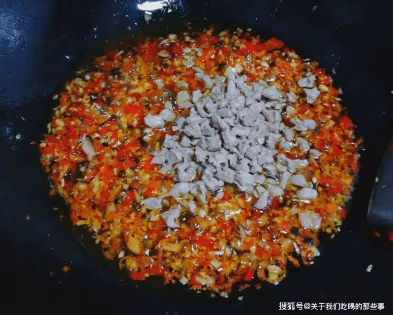 想吃辣椒醬不用買,大廚教你秘制配方,拌啥都好吃,放一個月不壞