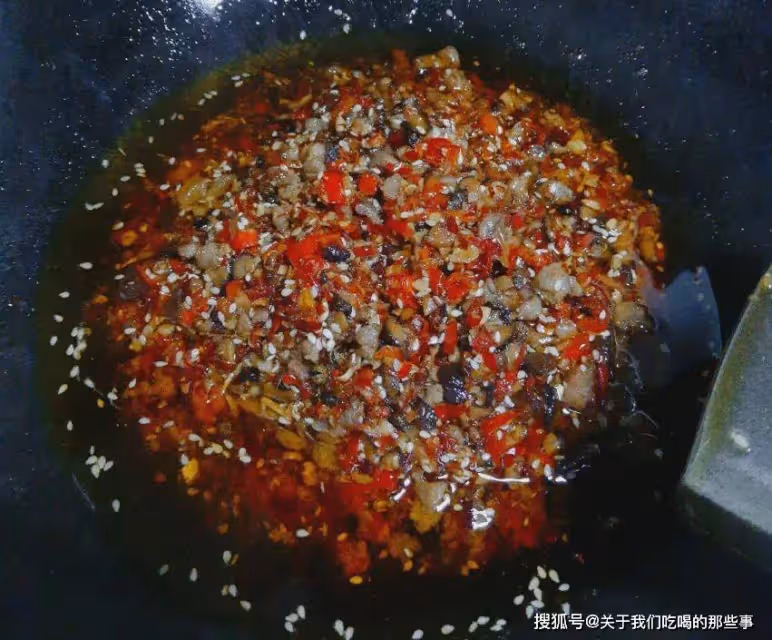 想吃辣椒醬不用買,大廚教你秘制配方,拌啥都好吃,放一個月不壞