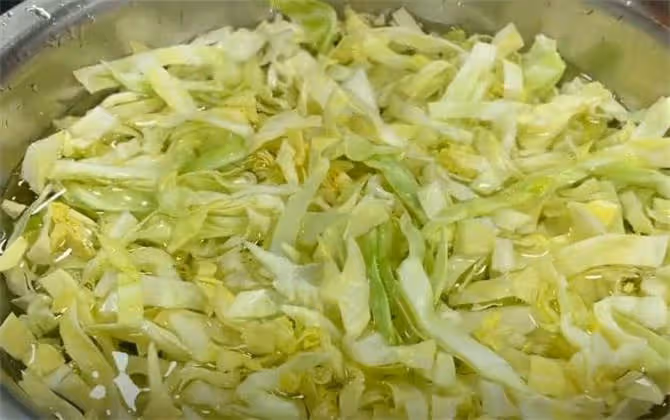 原來包菜炒粉絲這樣做,難怪以前做的不好吃老粘鍋,技巧在這裡