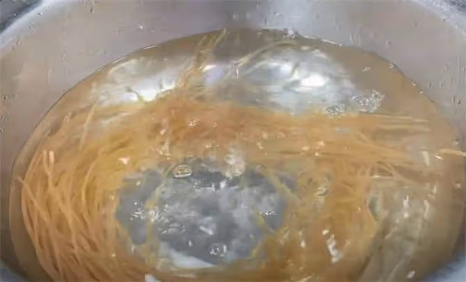 原來包菜炒粉絲這樣做,難怪以前做的不好吃老粘鍋,技巧在這裡