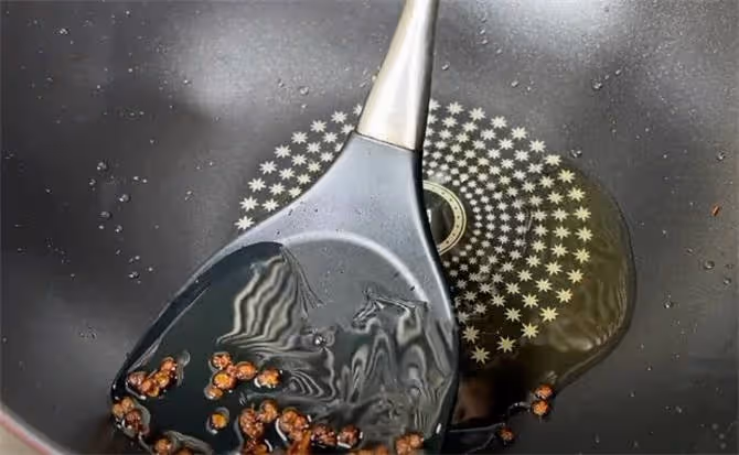 原來包菜炒粉絲這樣做,難怪以前做的不好吃老粘鍋,技巧在這裡