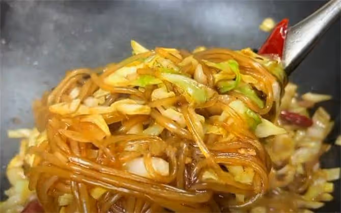 原來包菜炒粉絲這樣做,難怪以前做的不好吃老粘鍋,技巧在這裡